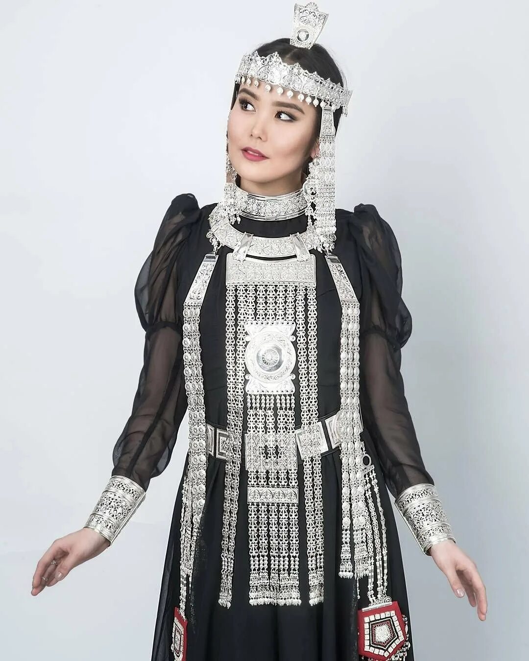 Якутская Национальная одежда халадай. Илин-кэлин кэбиhэр. Якутский халадаай. Национальный костюм Саха якутов.