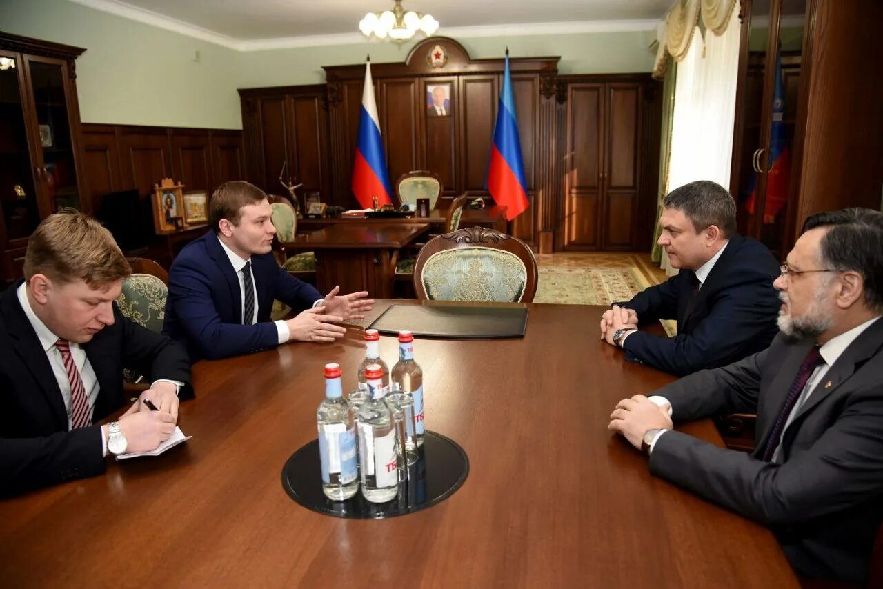 Правительство луганской республики. Совещание фото. Встреча. Гуманитарное сотрудничество. Администрация Луганска 2023.