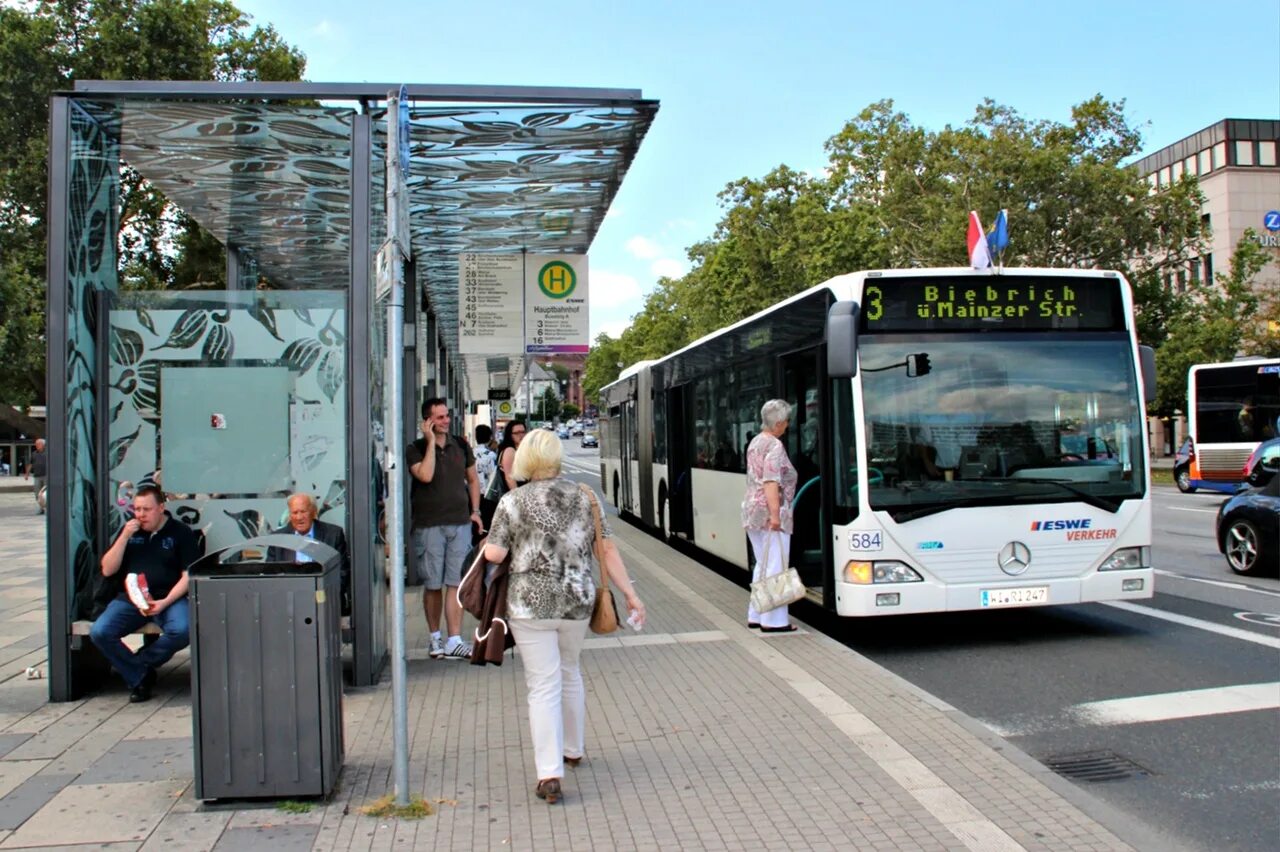 Остановки общественного транспорта в Германии. Люди в автобусе. Автобусная остановка с автобусом. Автобусные остановки в Германии. На автобусной остановке остановился автобус