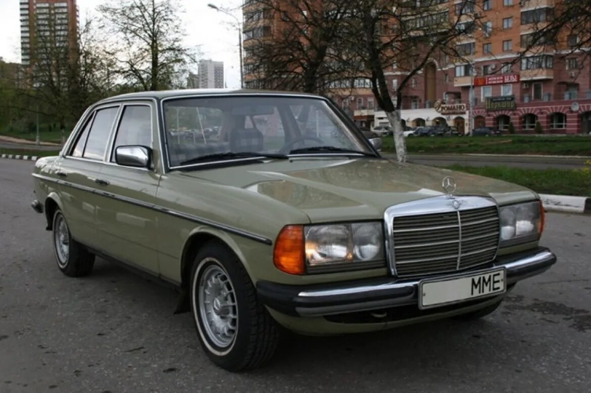 Почему назван мерседес. Mercedes Benz 123. Mercedes-Benz w123 СССР. Мерседес Бенц w123 1980г. Мерседес w123 бежевый.