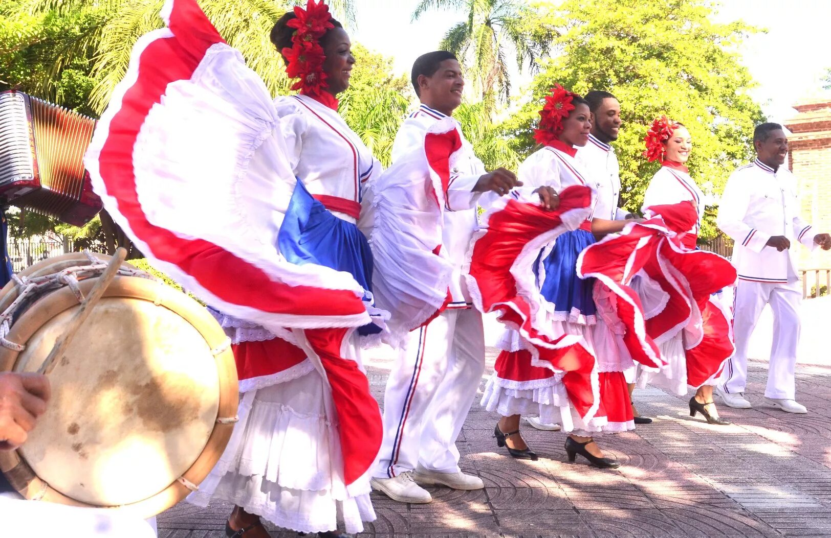 Меренге танец. Меренге танец Доминикана. Танец меренге в Доминикане. Ритмы меренге. Доминикана национальный костюм.