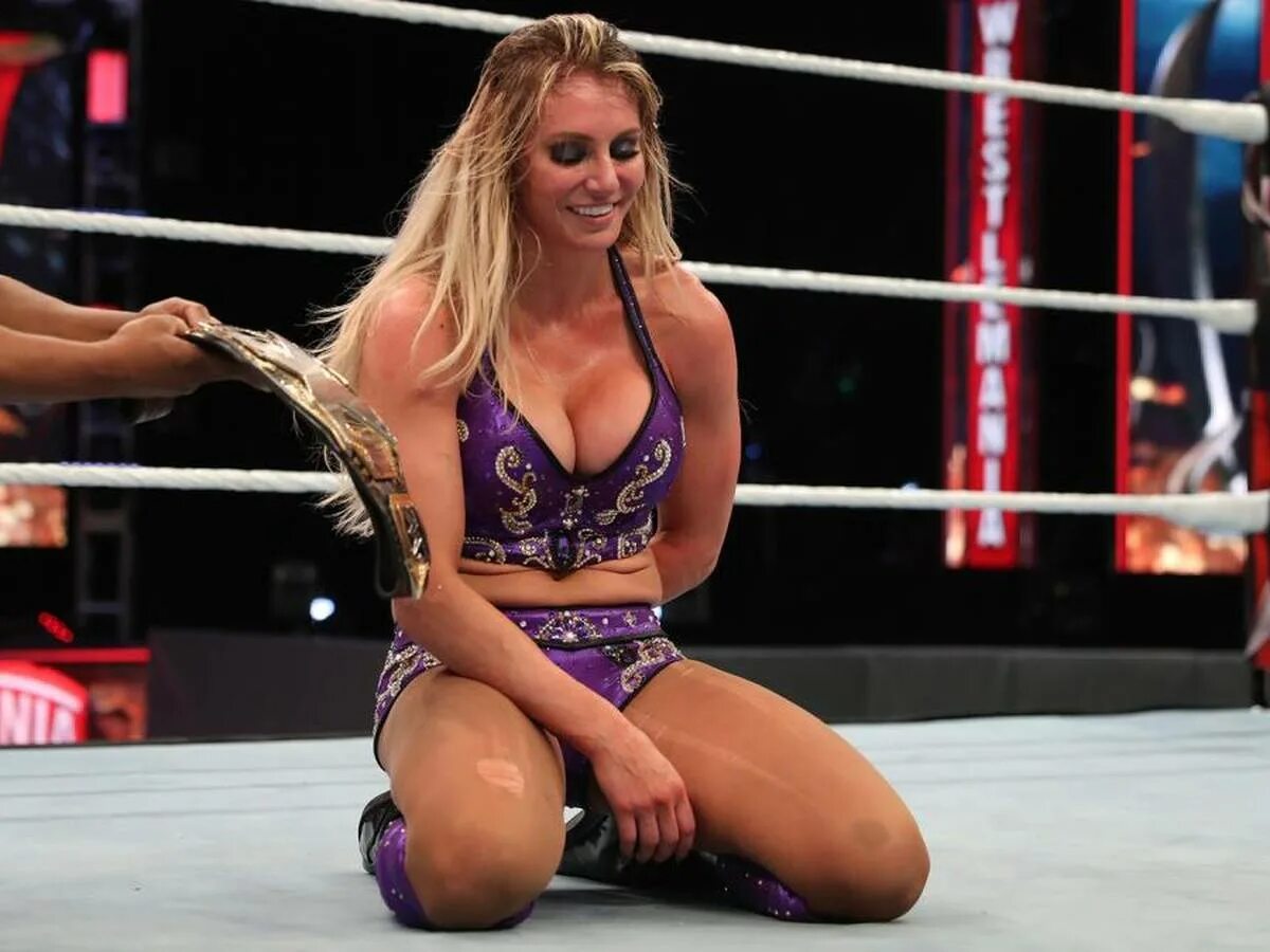 Flair al. Charlotte Flair.