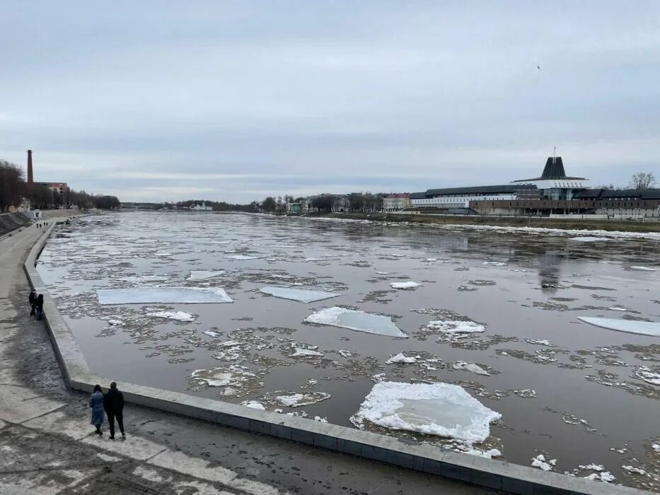 Ледоход на Великой в Пскове. Ледоход на реке. Весенний ледоход на реке. Река. Ледоход псков