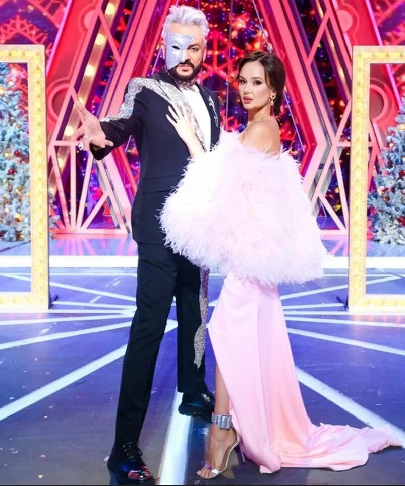 Филипп киркоров. Новогодний огонек 2013 года. Выступление на сцене. Николай басков голубой огонек 2022. Голубой огонек басков и киркоров.