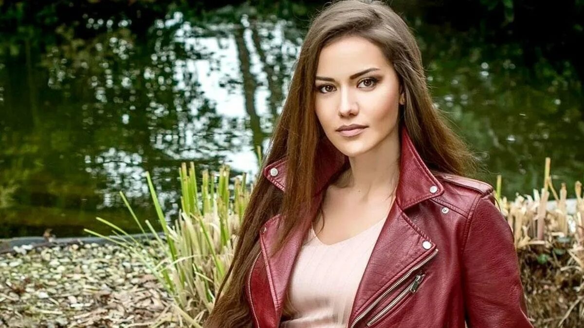 Актриса фахрие эвджен. Лучшие турецкие актрисы. Фахрие джин турецкая актриса. Неслихан атагюль. Эвджен фахрие эвджен.