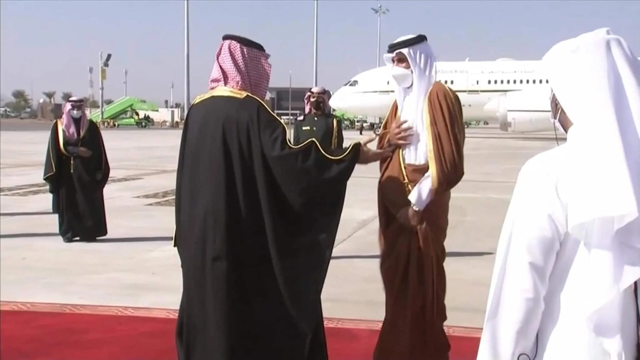 Эмир Катара и принц Саудовской Аравии. Хамад Саудовская Аравия. Катар принц Эмир Тамим. Саудовская Аравия монархия. Итоги саудовской аравии