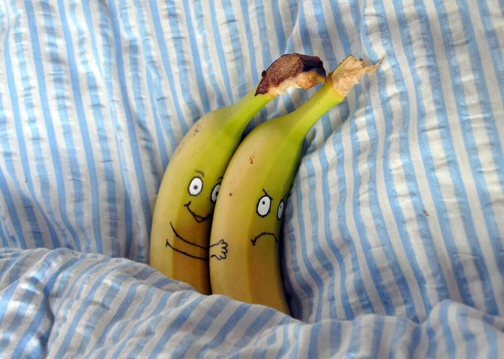 Сколько лежат бананы. Смешной банан. Прикольные бананы. Спящие бананы. Банан прикол.
