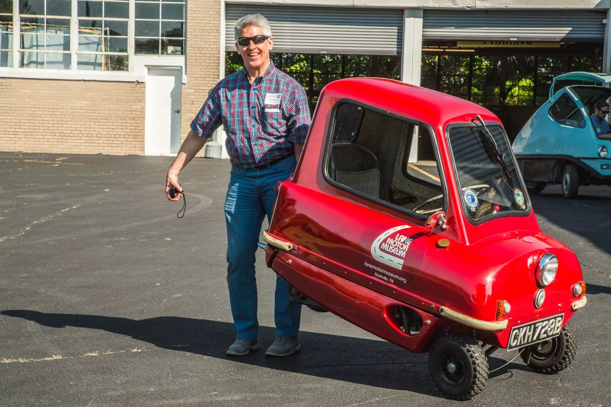 Продажа легкого автомобиля. Peel p50 топ Гир. Пил пи 50 Peel p50. Peel p50 двигатель. Самый маленький автомобиль Peel p50.