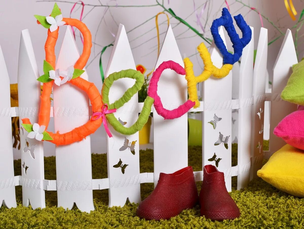 Весенний декор квартиры. Весенний декор для дома. Весенний декор квартиры. Весеннее украшение интерьера. Март декор.