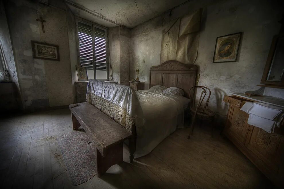 жуткая комната. заброшенная комната. жуткий интерьер. страшная комната. страшный дом.