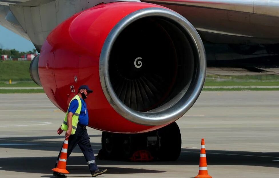 Помпаж двигателя боинг 737. Техническое обслуживание самолета. Самолёт боинг 737. Airbus a380 двигатель. Поломка самолеты.