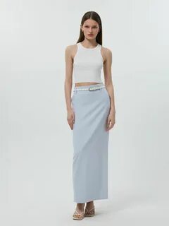 У юбки длиной в пол максимально лаконичный крой, поэтому ее легко применить...