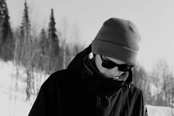 Гопник на корточках. Школьник гопник. Гопник на кортах. Девушки на аву для пацанов. Четко 2.