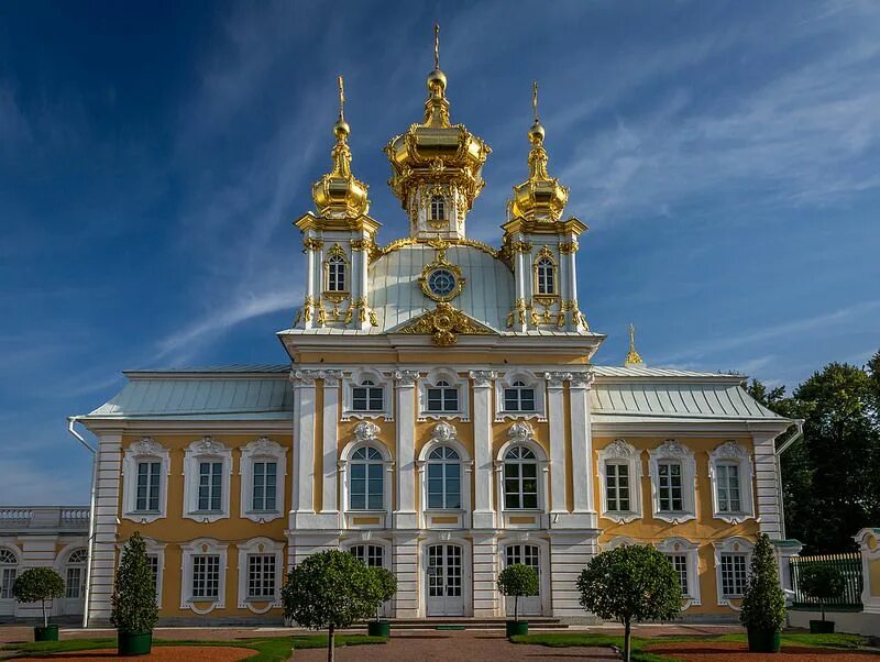 Придворная церковь в петергофе. Петергоф церковь большого дворца. Дворцовая церковь в екатерининском дворце. Музей церковный корпус в петергофе. Церковный корпус в петергофе.