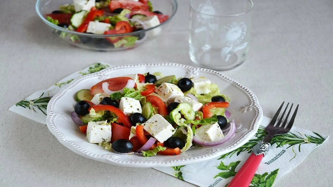 Салат греческий с курицей пекинской капустой. Салат с фетаксой. Салат греческий с курицей пекинской капустой. Салат греческий с курицей пекинской капустой. Греческий салат с пекинской капустой.