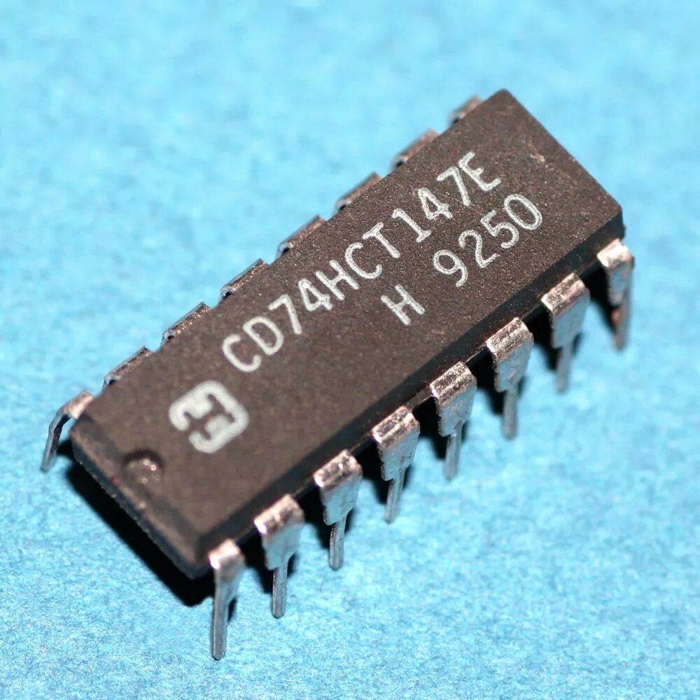 Название радиодеталей на микросхемах. Электрические элементы на платах. Типы корпусов смд транзисторов. Корпуса микросхем smd 8pin. Элементы микросхем.