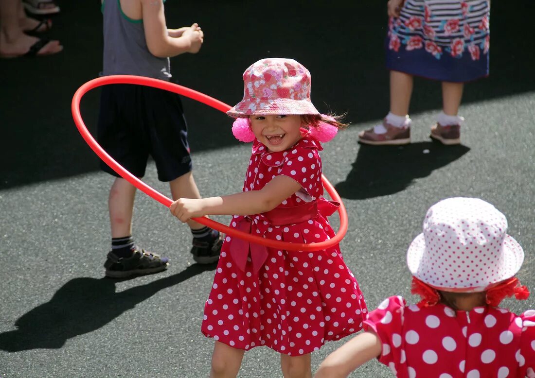 У ребенка болит голова. Вертит ребенка. Ребенок на руках. Вертит ребенка. Игры на свежем воздухе для детей.