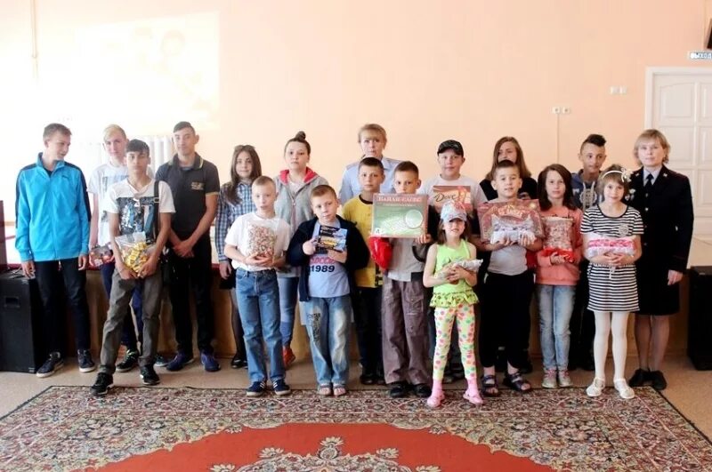Дети остались без родителей великие луки. Фото вручение шоколадных подарков детям. Дети остались без родителей великие луки. Центр помощи детям оставшимся без попечения родителей. Дети остались без родителей великие луки.