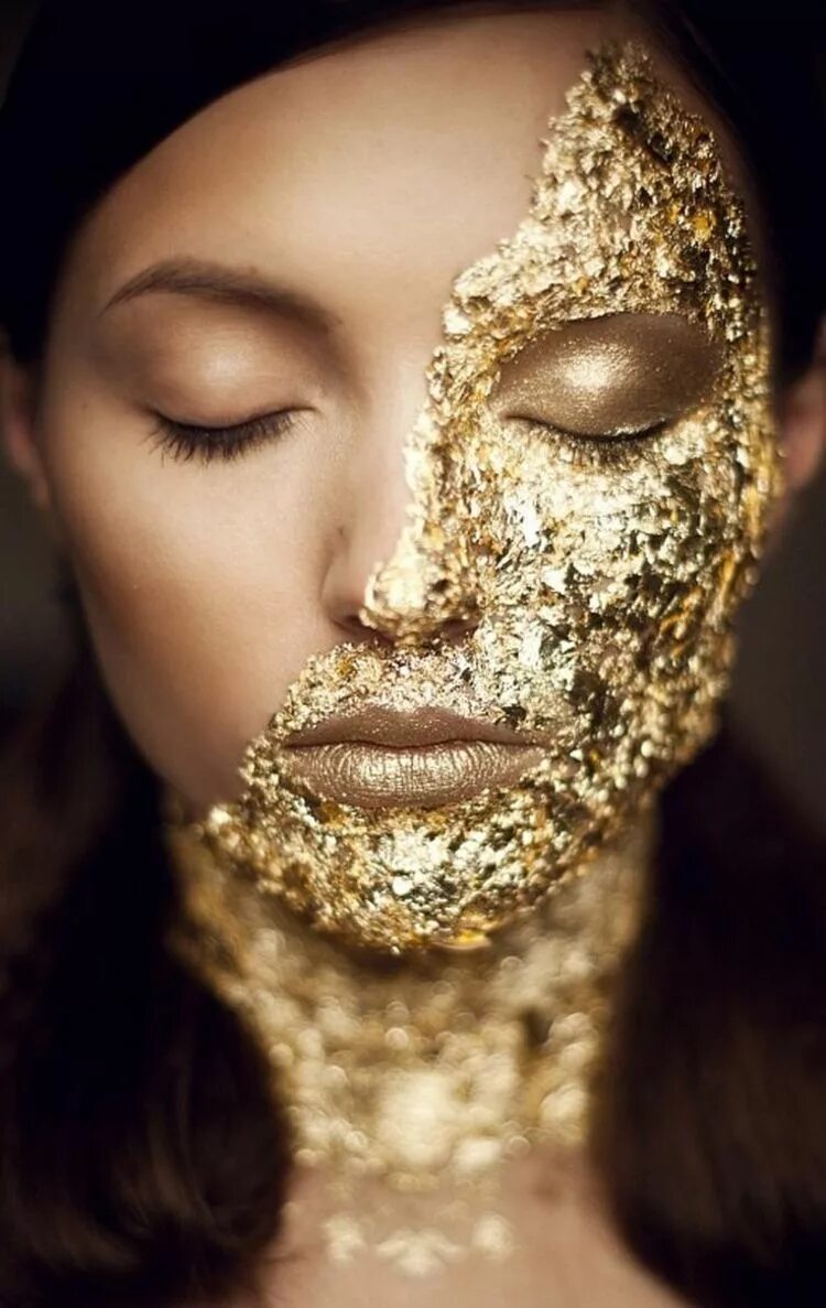 Блестят какое лицо. Золотой макияж. Девушка в блестках. Макияж с золотыми блёстками. Блестки на лице.