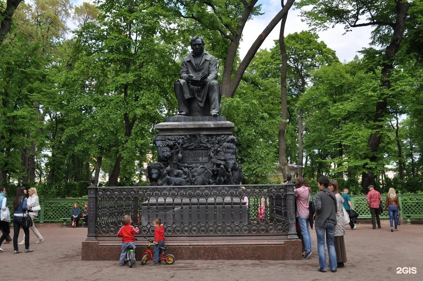 Крылов лето. Памятник Крылова в Санкт-Петербурге. Летний сад в Санкт-Петербурге Крылов. Клодт памятник Крылову. Памятник баснописцу Крылову в летнем саду.