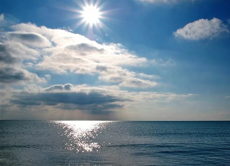 Море солнце юг. Море солнце. Солнечный день на море. Лучезарное море. Черное море солнце.