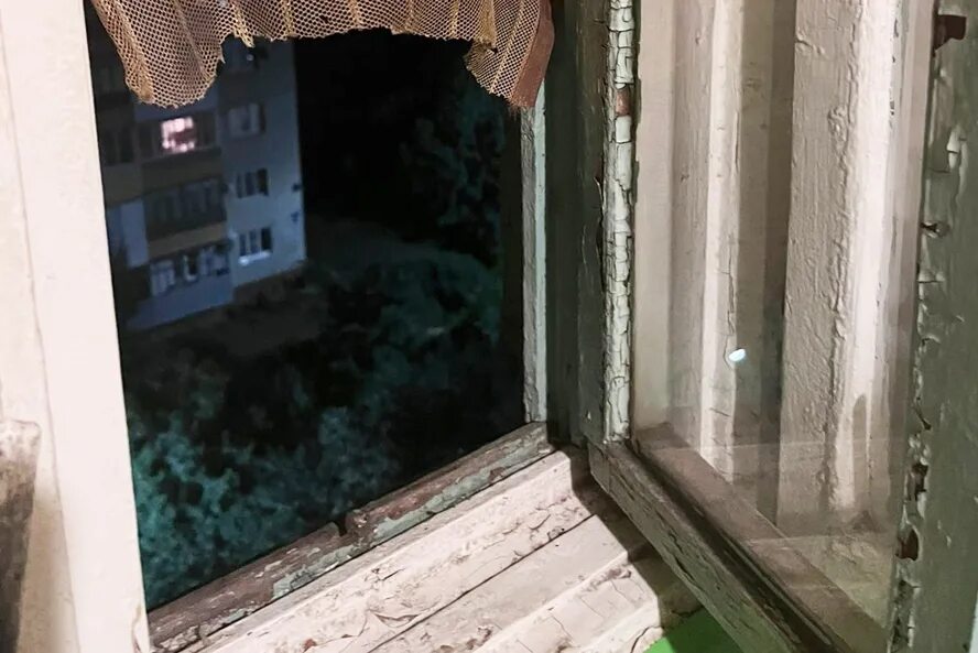 Волгоградская улица выпал ребенок с окна. Ребенок выпал из окна волгоград. Из окна 2. Волжский мужчина выпал из окна. Ребенок выпал из окна волгоград.