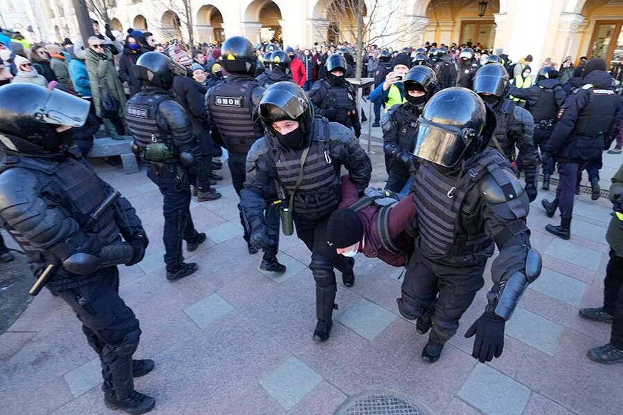 Против войны новости. Протесты в Украине. ОМОН. Протесты в Москве против войны. Задержания Петербург 27 февраля.