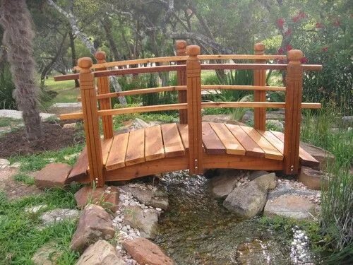 Деревянный мостик через ручей своими руками фото Pin on Craftygardentipsandplants Backyard bridges, Backyard landscaping designs,