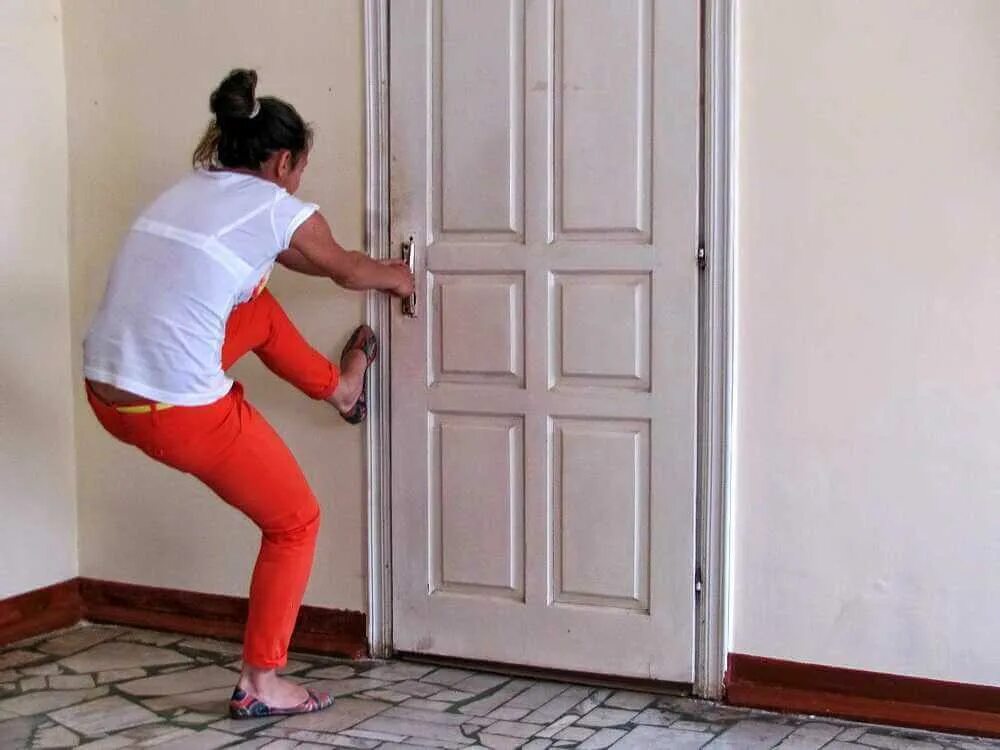 Мужчина за дверью. Человек уперся в стену. Человечек с дверью. Девушка запирает дверь. Человек за дверью.