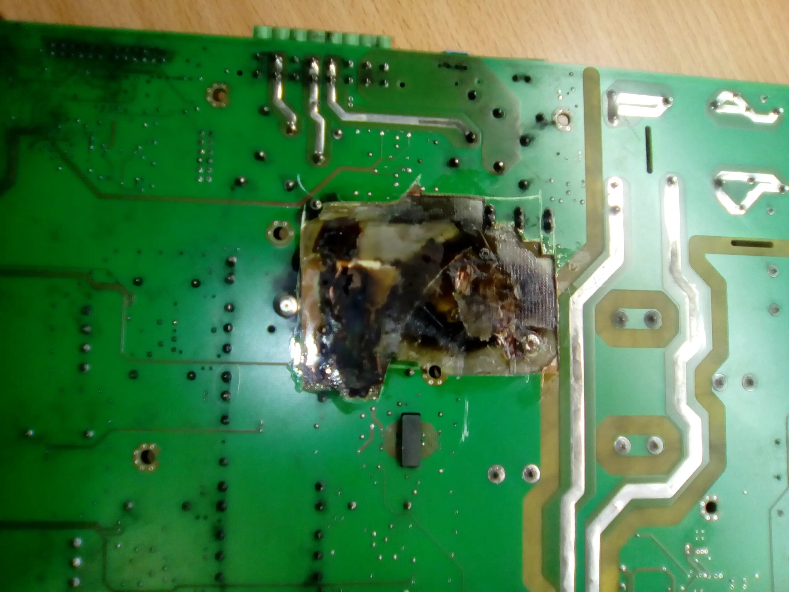 Сварочный аппарат MOSFET 520 TSC плата расплавилась дорожка. Сгоревшая плата. Прогорела плата. Сгоревшая микросхема на плате.