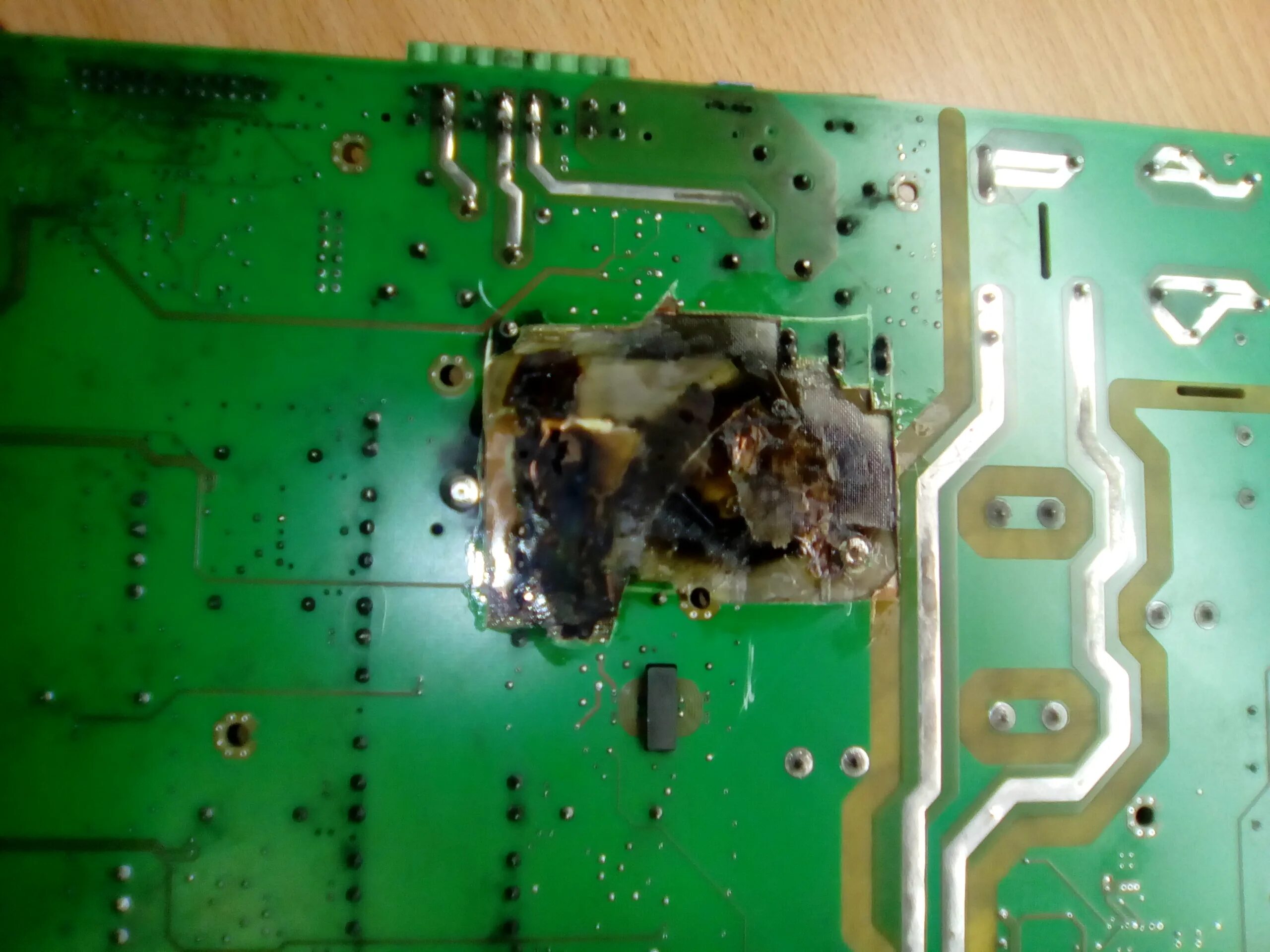 Почему горит плата. Сварочный аппарат mosfet 520 tsc плата расплавилась дорожка. сгоревшая плата. прогорела плата. сгоревшая микросхема на плате.