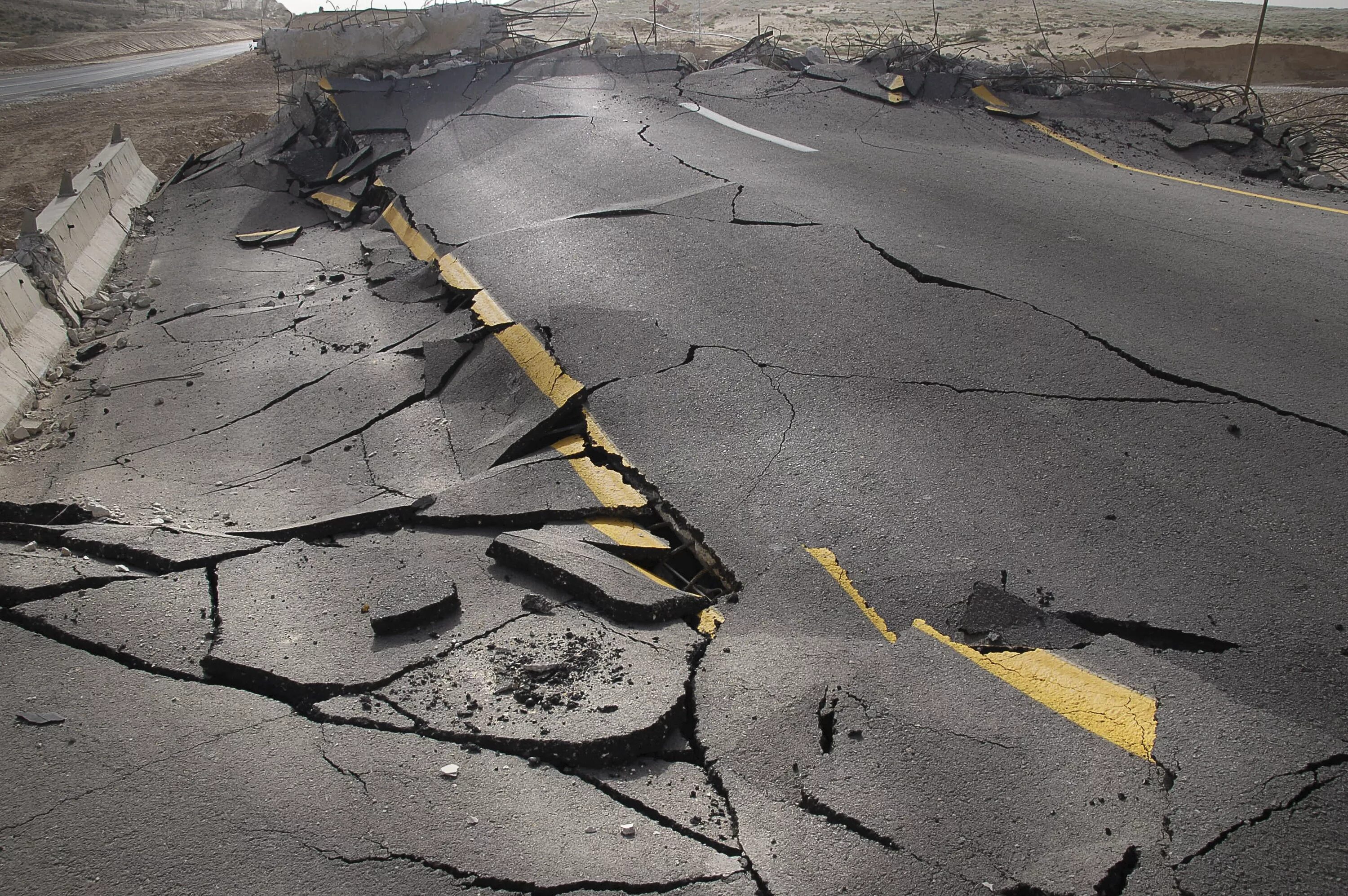 Broken streets. Землетрясение на Кавказе. Разрушенный асфальт. Сломанный асфальт.