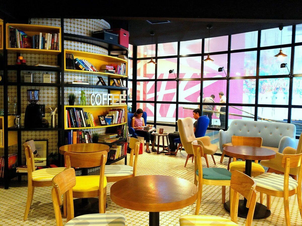 Кафе с книжными полками. Книжное кафе. Кафе в стиле библиотеки. Кофейня библиотека.