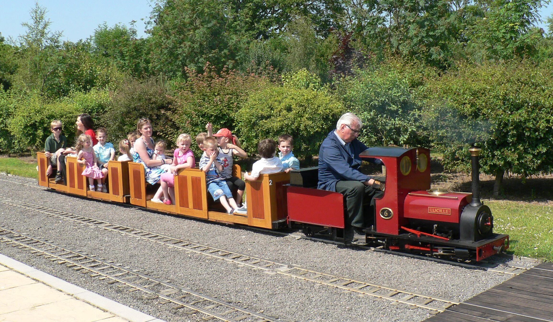 Паровозики на дороге. Паровозики на дороге. Брио локомотив brio. Поезд детский. Поезд для дошкольников.