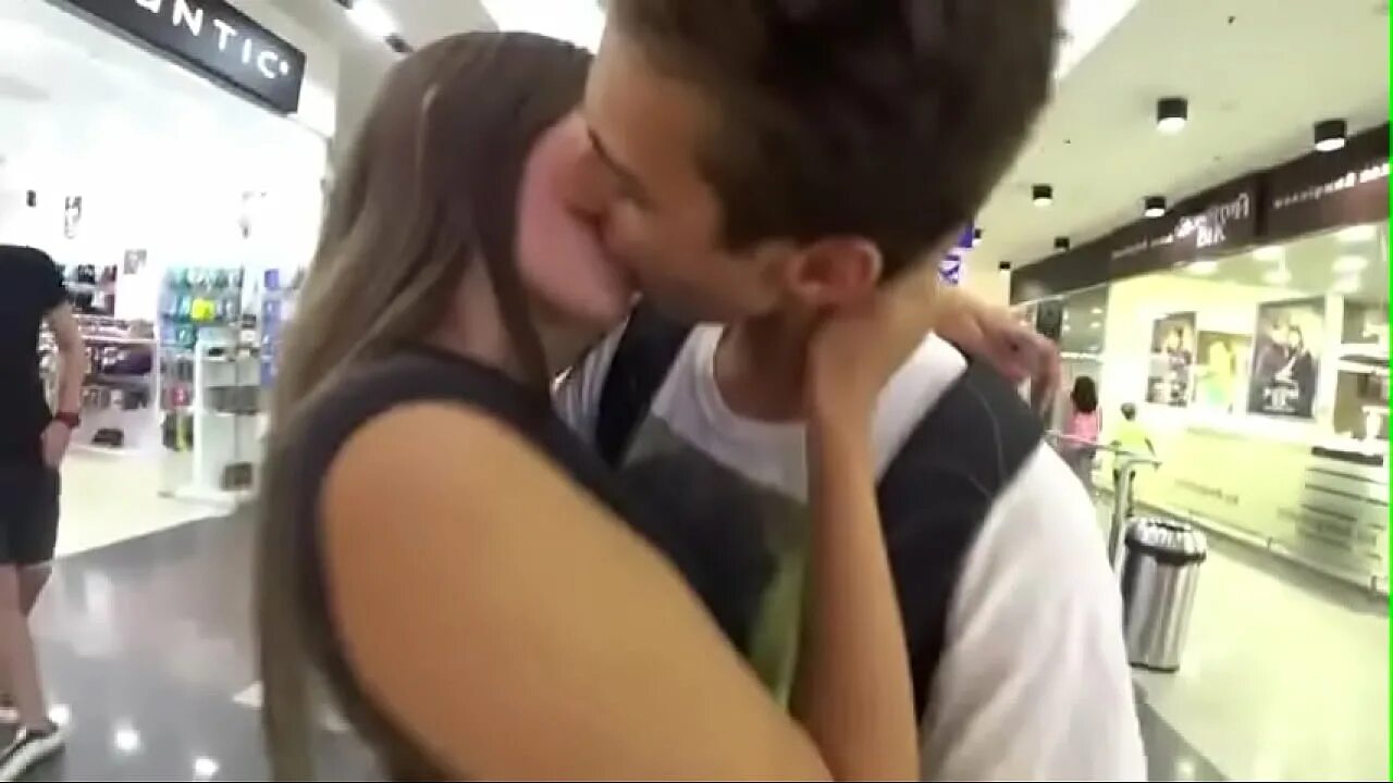 Лапает незнакомку. Девушки целуются ПРАНК. ПРАНК поцелуй. Kissing Prank поцелуй с незнакомкой. Парень целуется с незнакомками.