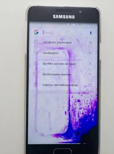 Фиолетовые пятна на телефоне. Фиолетовое пятно на экране что делать. Синее пятно на экране телефона. Фиолетовые пятна на экране смартфона. Дисплей и матрица на самсунг а51.