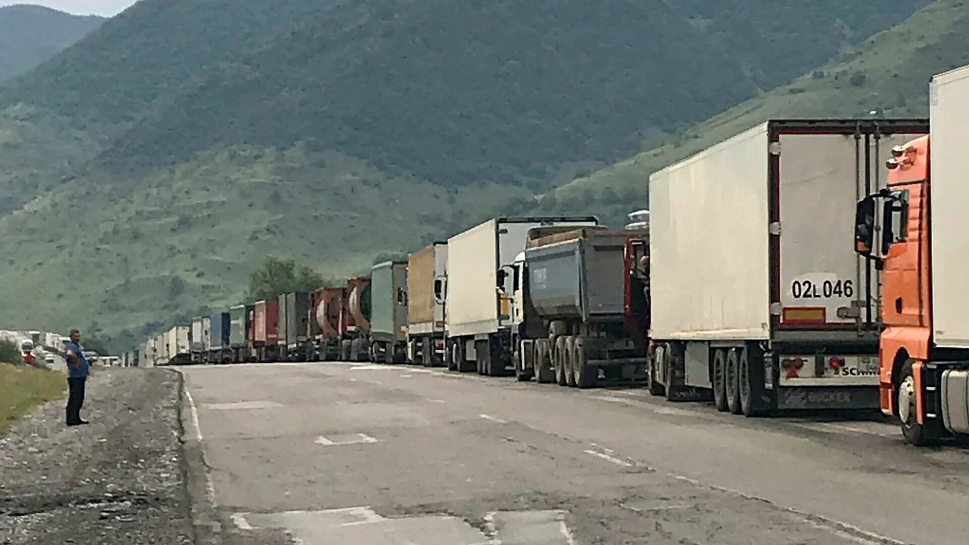 Ларс грузия. Ларс грузия дорога. верхний ларс военно грузинская дорога. кпп &quot;верхний ларс&quot; фуры. грузинская таможня верхний ларс.