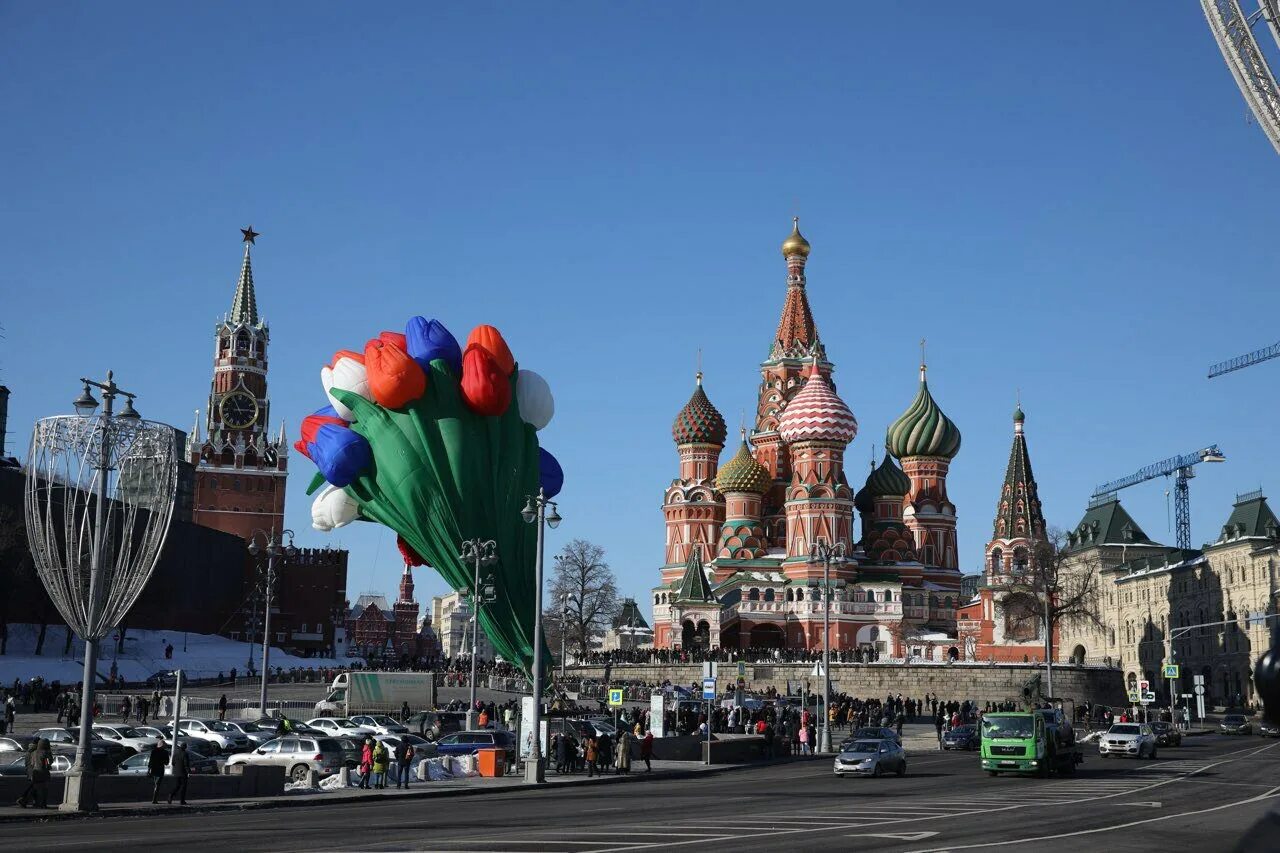 Март мск. Москва красная площадь весна. тюльпаны на красной площади. москва в марте. весенняя москва.