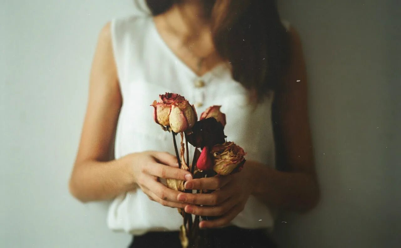 Держите в руках сладкое. Девушка держит в руках. Девушка с цветами в руках. Девушка держит цветы. Цветок на руку..
