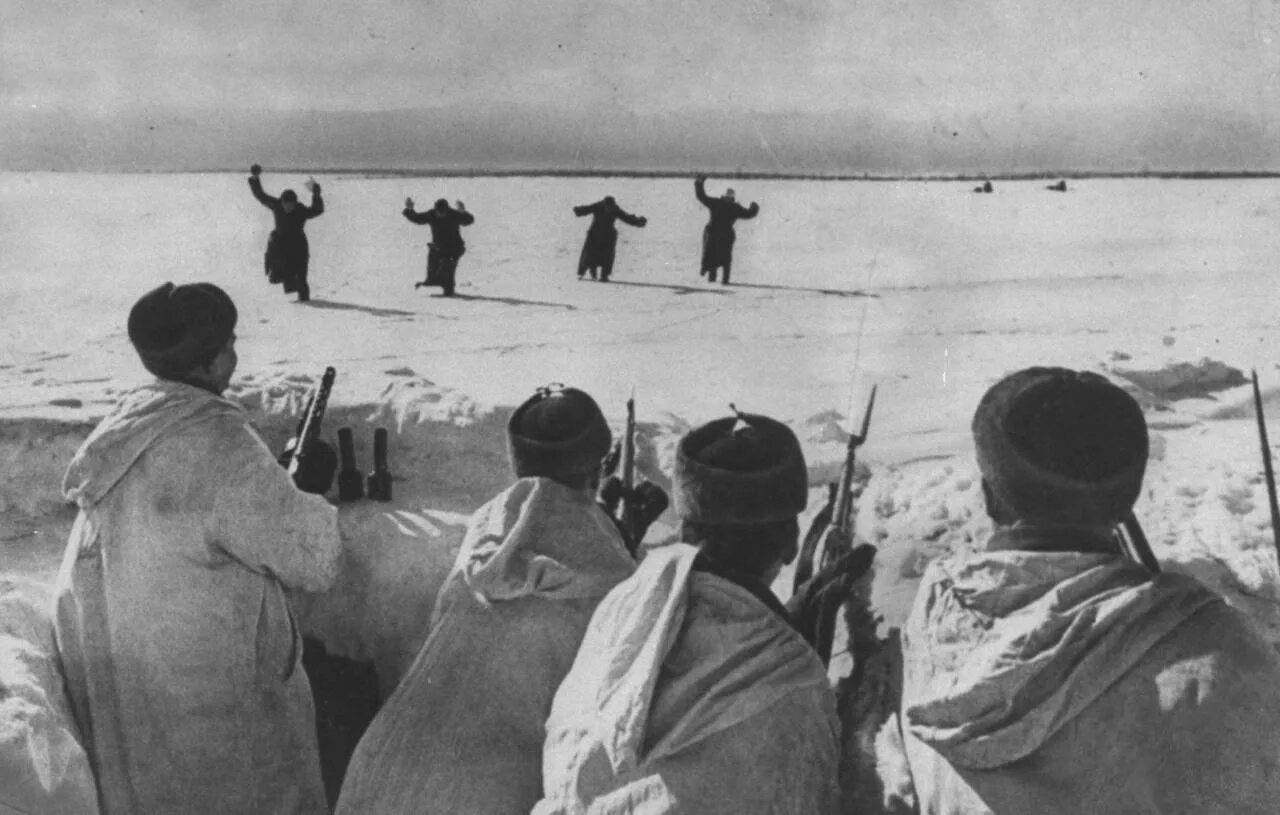 Бой в плену. Советские солдаты под Москвой 1941. Немецкие солдаты сдаются в плен 1941 под Москвой. Немцы под Москвой 1941. Пленные немецкие солдаты 1942.