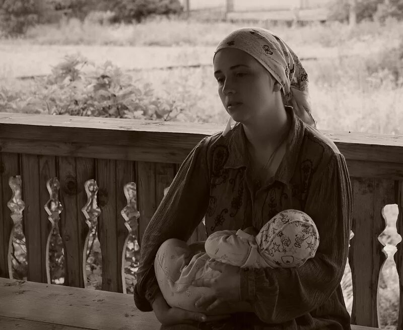 Советские женщины в деревне. Сельская женщина с детьми. Деревенская женщина с младенцем. Село колыбельное