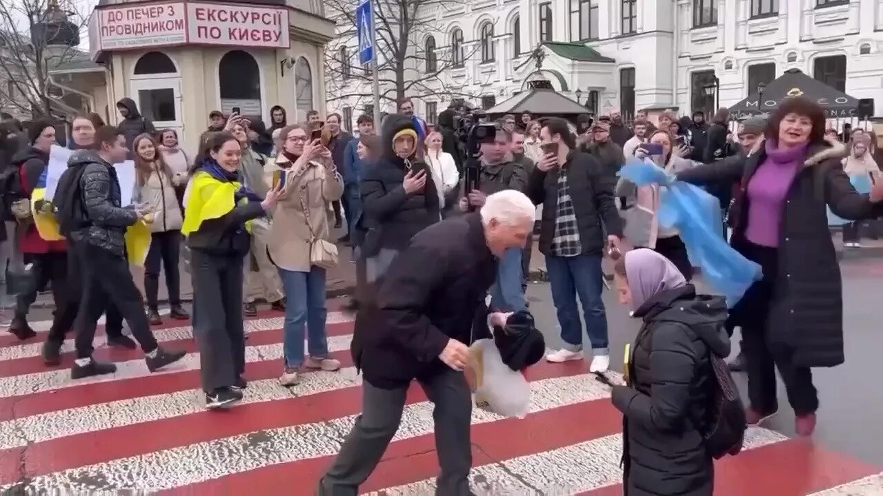 В киеве стали на колени. Толпа на коленях. Толпа на коленях. Львовский беркут на коленях. Россияне на коленях.