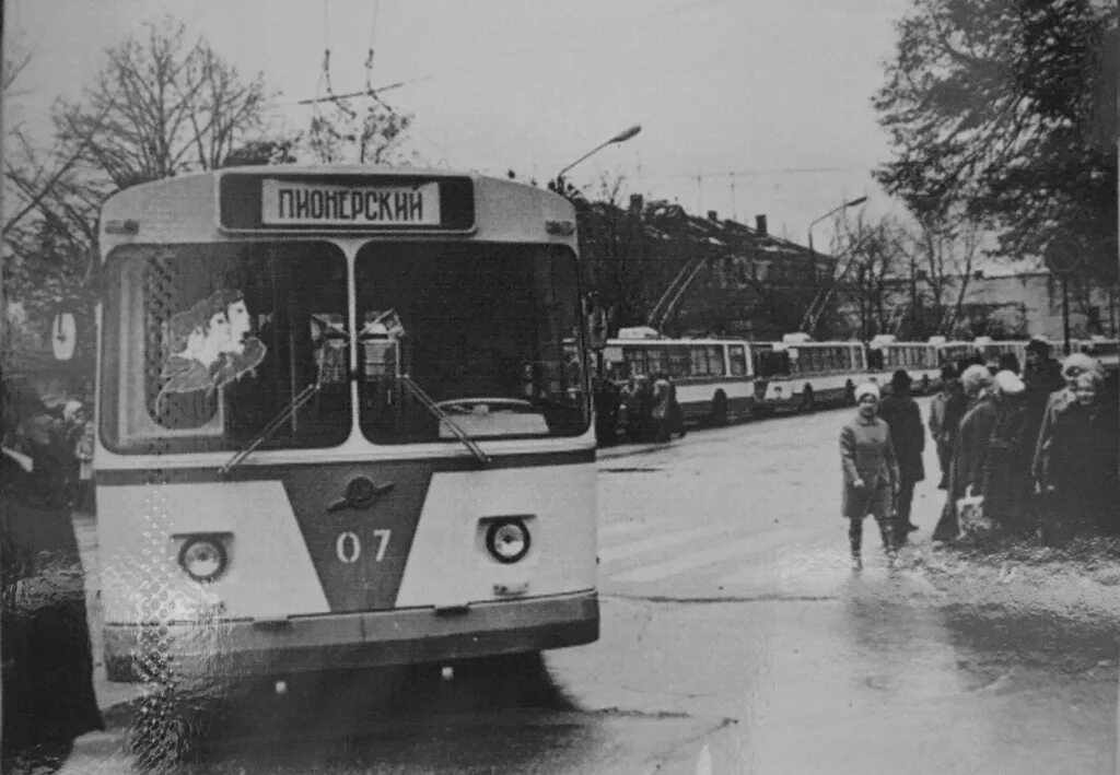 7 троллейбус гродно. Троллейбусное управление Гродно. Старый транспорт. Первый троллейбус. Троллейбус Пионер.