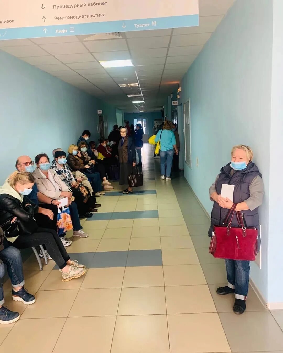 Очередь в больнице. Городская больница очередь. Очередь в регистратуру поликлиники. Городская больница очередь. Фотография очереди в больнице.