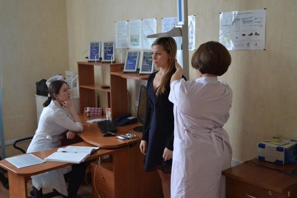 Детский медосмотр. Что делают на медосмотре в 9 классе. Что делают на медосмотре в 9 классе. Осмотр педиатра. Медосмотр детей в школе.