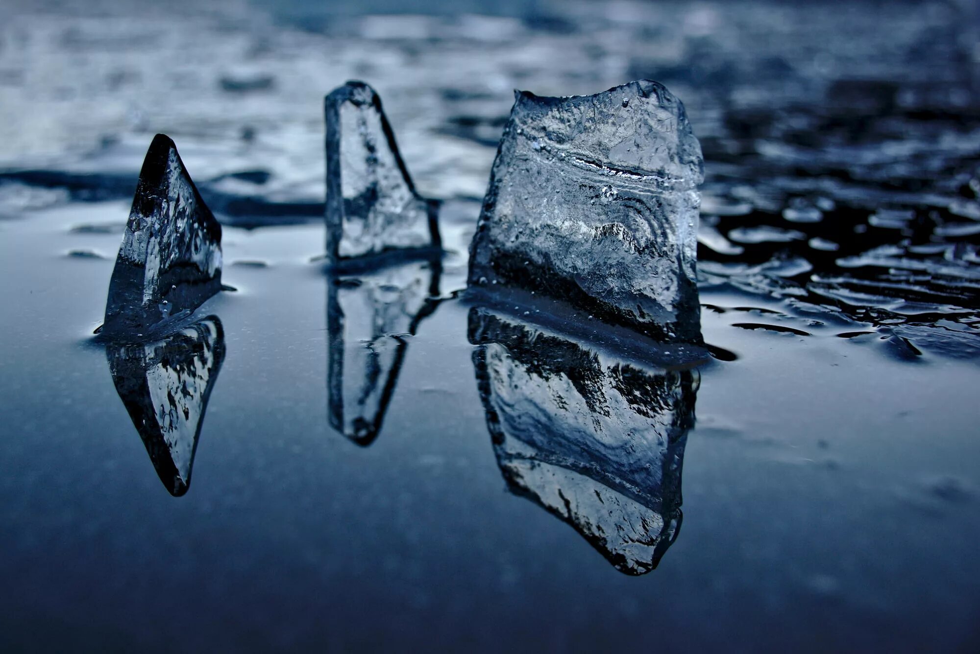 Лед и снег это вода. Снег и вода. Таяние воды. Вода зимой превращается в. Вода на морозе.