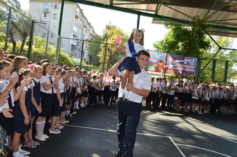 Школа бизнеса сочи. Гимназия школа бизнеса Сочи. Гимназия 1 Сочи. Школа бизнеса Адлер. День знаний в школе улица.