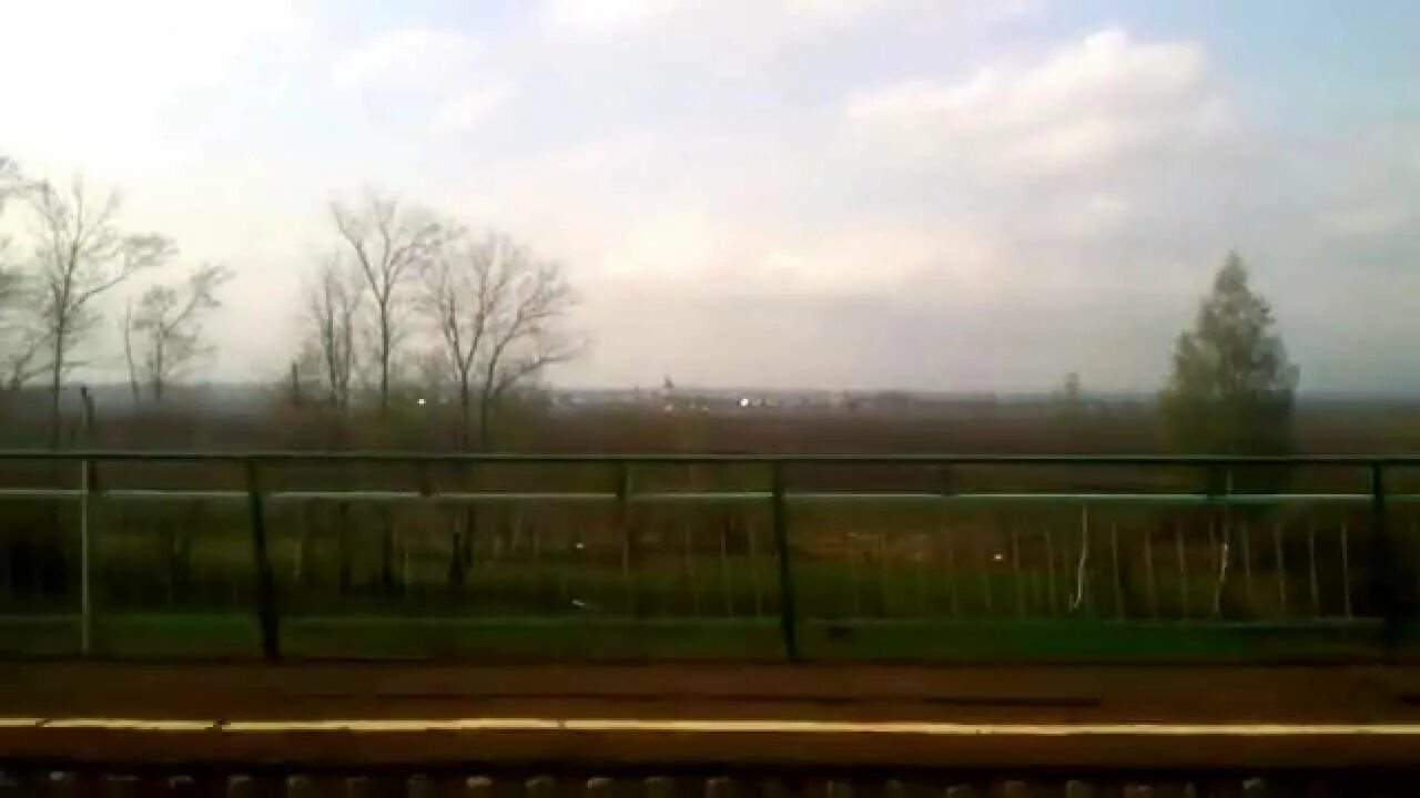 Москвича увидевшего липецк из окна поезда доставили. Франция из окна поезда. вид из окна поезда россия. вид с окна электрички осенью поздней. рязань вид из окна поезда.