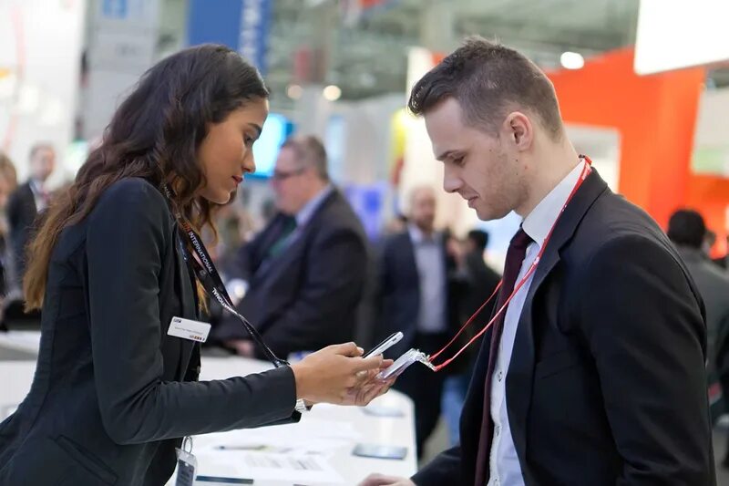 Платье хьюго босс. Корпоративные мероприятия. Эвент мероприятия. Мероприятие корпоратив. Звезды шоубизнеса с сумками eleganzza.