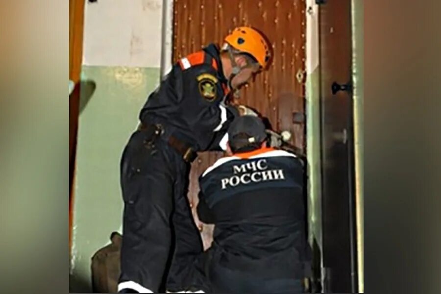 Мчс вскрывает двери. Мчс открыть дверь. Вскрывают двери мчс кыргызстана. Спасатели вскрывают дверь квартиры. Спасатели вскрывают дверь.